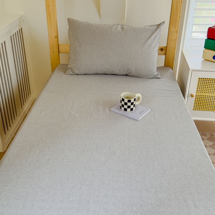 91家纺网 家纺一手货源 找家纺 金丝鸟家纺 2024新款A类全棉色织水洗棉单床单系列（学生床） 灰细条