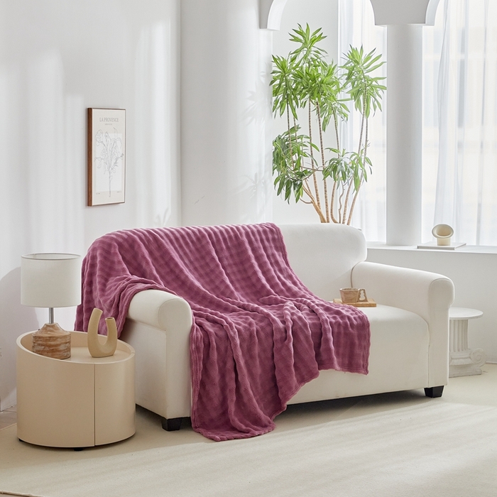 91家纺网 家纺一手货源 找家纺 巴木赫 2024新款法兰绒泡泡卷边毯子毛毯 玫红