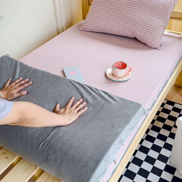 91家纺网 家纺一手货源 找家纺 金丝鸟家纺 2024新款全棉色织水洗棉水晶绒床垫套 红色蓝条田格