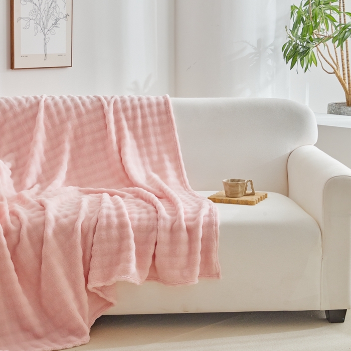 91家纺网 家纺一手货源 找家纺 巴木赫 2024新款法兰绒泡泡卷边毯子毛毯 玉粉