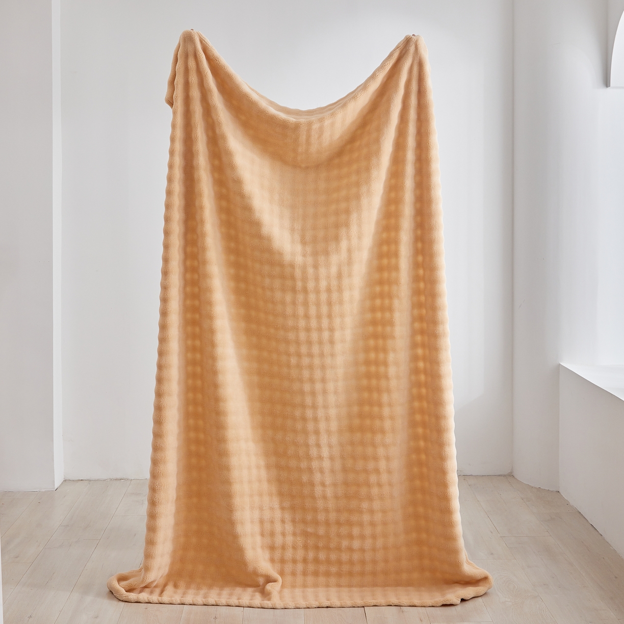 91家纺网 家纺一手货源 找家纺 巴木赫 2024新款法兰绒泡泡卷边毯子毛毯 驼色