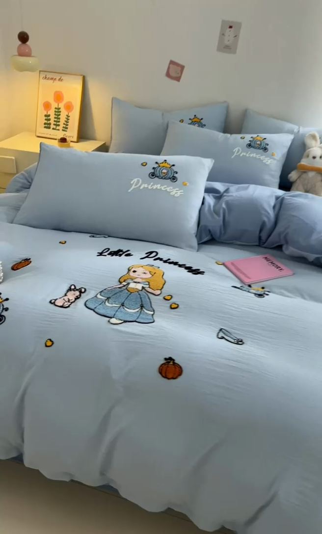 91家纺网 家纺一手货源 找家纺 卡迪熊家纺 2024新款水洗m毛巾绣四件套系列 童话公主