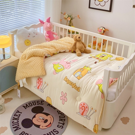 91家纺网 家纺一手货源 找家纺 兄弟坊 2025新款正版授权卡通针织棉豆豆绒秋冬儿童被（婴儿床） 贪吃的派大星