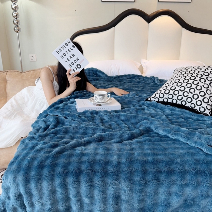 91家纺网 家纺一手货源 找家纺 兜米家居 2024新款纯色仿兔毛泡泡毛毯牛奶绒毛毯午睡毯 普鲁蓝