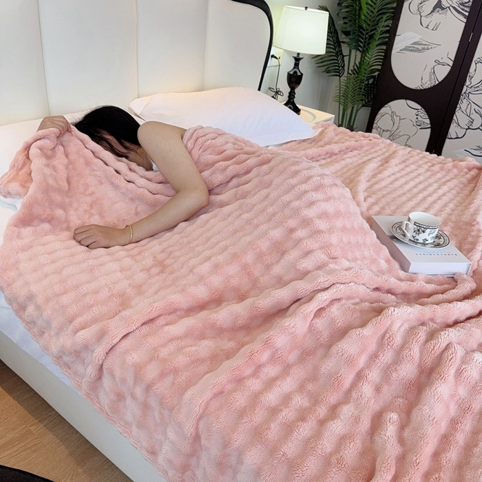 91家纺网 家纺一手货源 找家纺 兜米家居 2024新款纯色仿兔毛泡泡毛毯牛奶绒毛毯午睡毯 胭脂粉