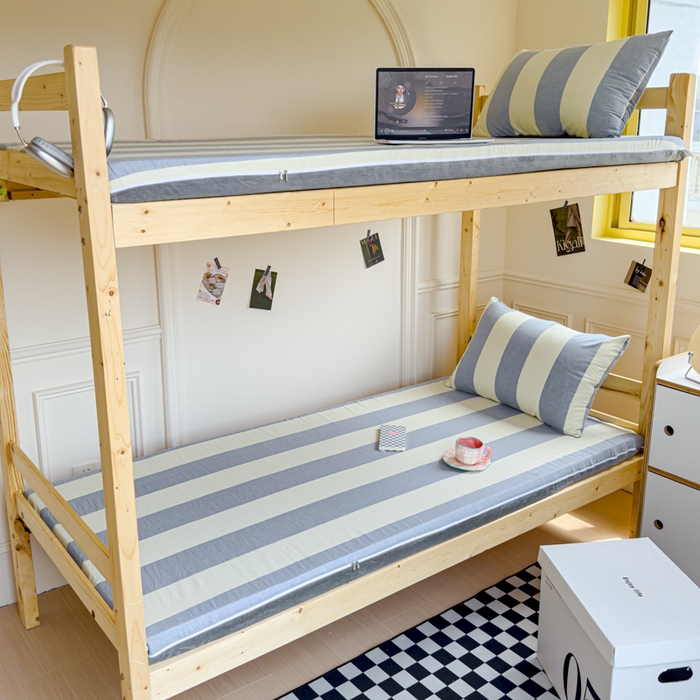 91家纺网 家纺一手货源 找家纺 金丝鸟家纺 2024新款全棉色织水洗棉水晶绒床垫套 蓝灰大竖条