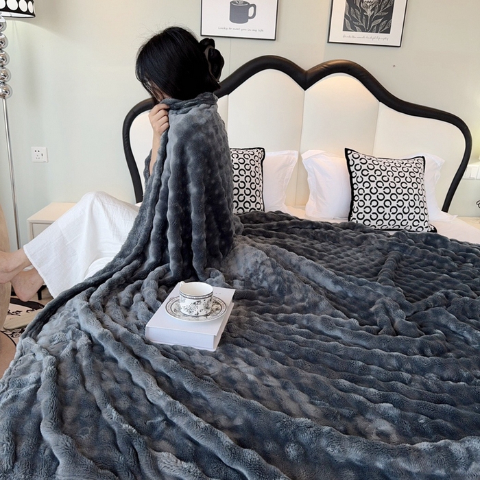91家纺网 家纺一手货源 找家纺 兜米家居 2024新款纯色仿兔毛泡泡毛毯牛奶绒毛毯午睡毯 深灰色
