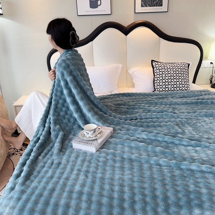 91家纺网 家纺一手货源 找家纺 兜米家居 2024新款纯色仿兔毛泡泡毛毯牛奶绒毛毯午睡毯 天青色