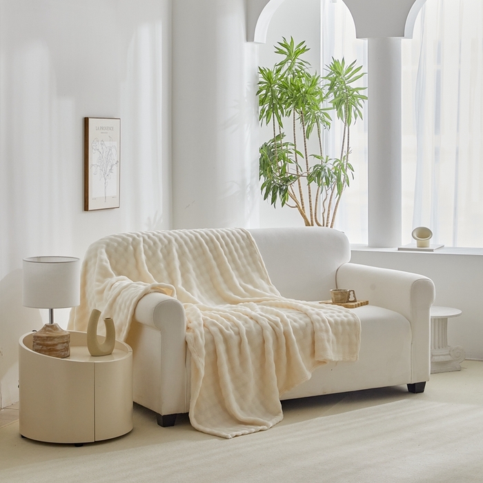 91家纺网 家纺一手货源 找家纺 巴木赫 2024新款法兰绒泡泡卷边毯子毛毯 米白