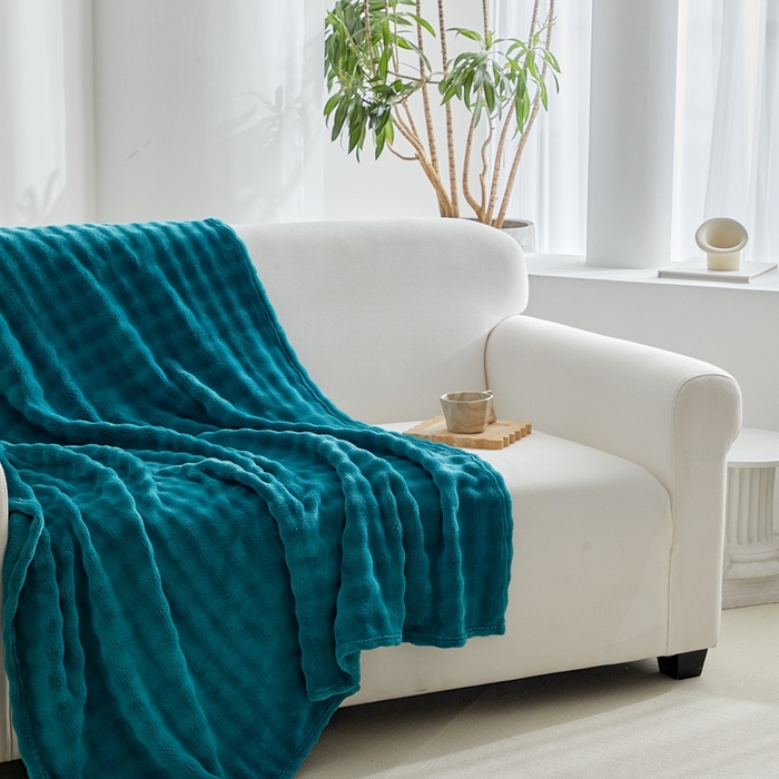 91家纺网 家纺一手货源 找家纺 巴木赫 2024新款法兰绒泡泡卷边毯子毛毯 墨绿