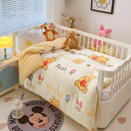 91家纺网 家纺一手货源 找家纺 兄弟坊 2025新款正版授权卡通针织棉豆豆绒秋冬儿童被（婴儿床） 维尼的朋友