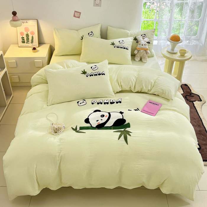 91家纺网 家纺一手货源 找家纺 卡迪熊家纺 2024新款水洗m毛巾绣四件套系列 翠竹熊猫