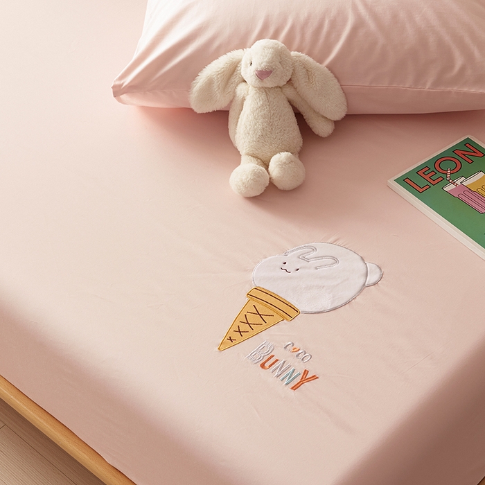 91家纺网 家纺一手货源 找家纺 荷马之梦 2024新款优趣系列—A类40s全棉绣花儿童床笠 冰激凌兔