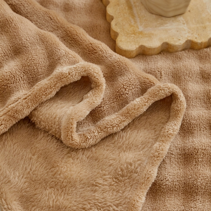 91家纺网 家纺一手货源 找家纺 巴木赫 2024新款法兰绒泡泡卷边毯子毛毯 卡其