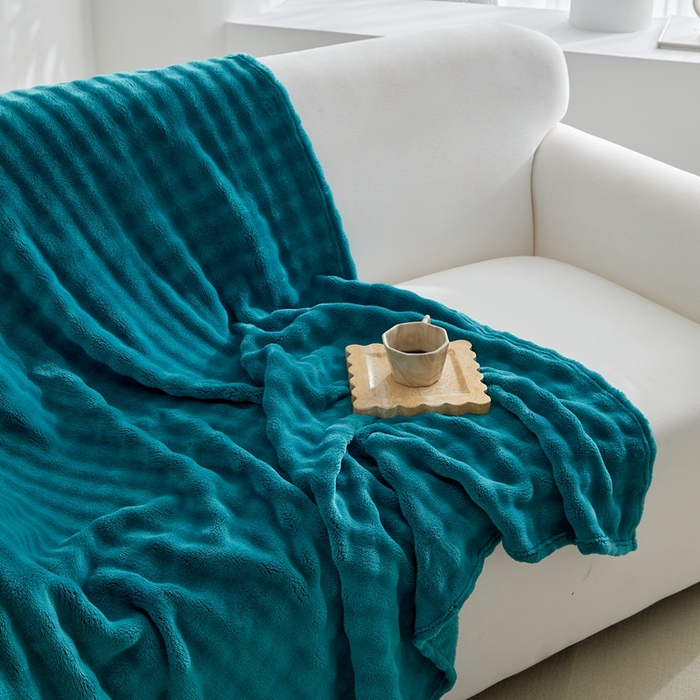 91家纺网 家纺一手货源 找家纺 巴木赫 2024新款法兰绒泡泡卷边毯子毛毯 墨绿