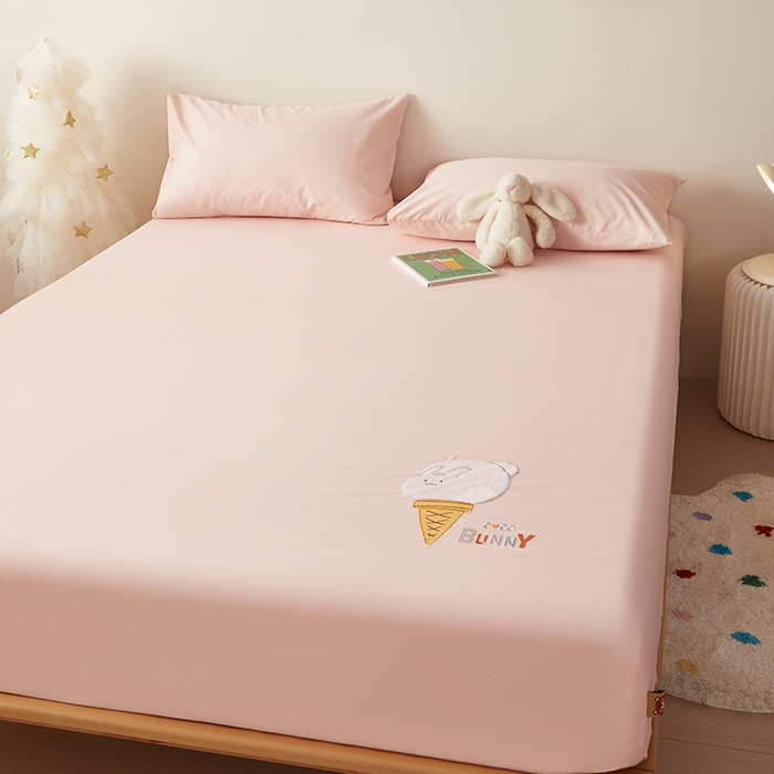 91家纺网 家纺一手货源 找家纺 荷马之梦 2024新款优趣系列—A类40s全棉绣花儿童床笠 冰激凌兔