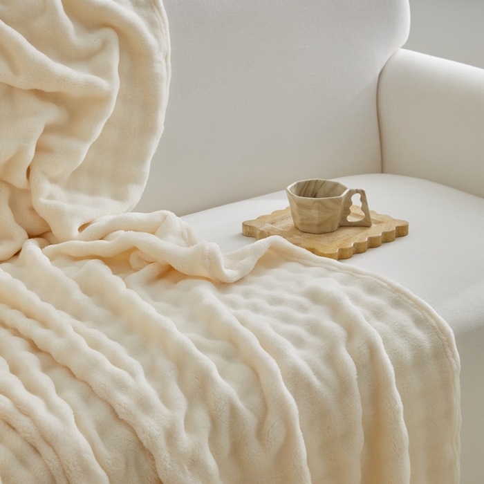 91家纺网 家纺一手货源 找家纺 巴木赫 2024新款法兰绒泡泡卷边毯子毛毯 米白