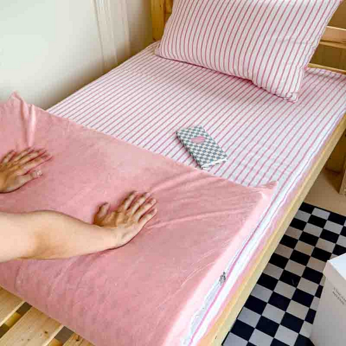 91家纺网 家纺一手货源 找家纺 金丝鸟家纺 2024新款全棉色织水洗棉水晶绒床垫套 玫红中条