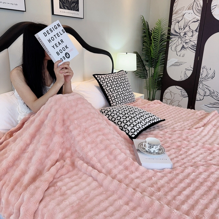 91家纺网 家纺一手货源 找家纺 兜米家居 2024新款纯色仿兔毛泡泡毛毯牛奶绒毛毯午睡毯 胭脂粉