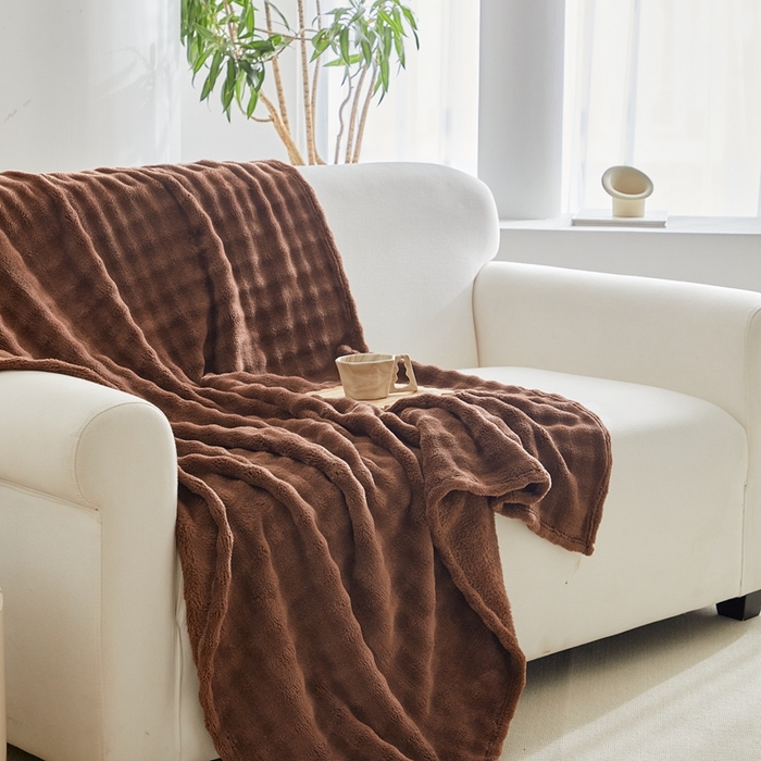 91家纺网 家纺一手货源 找家纺 巴木赫 2024新款法兰绒泡泡卷边毯子毛毯 咖啡