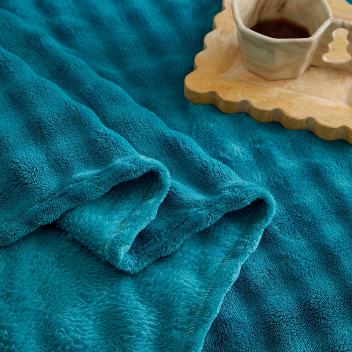 91家纺网 家纺一手货源 找家纺 巴木赫 2024新款法兰绒泡泡卷边毯子毛毯 墨绿