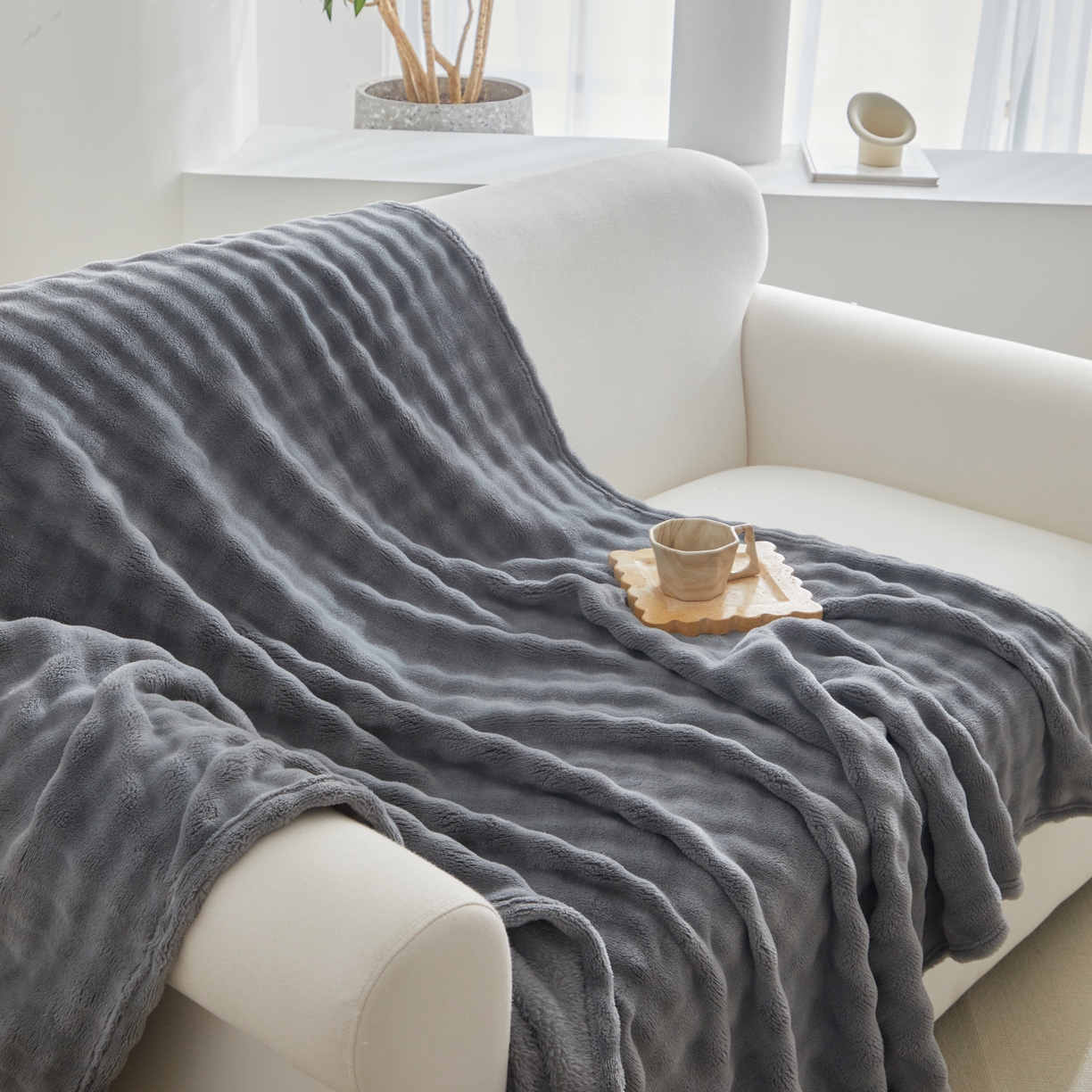 91家纺网 家纺一手货源 找家纺 巴木赫 2024新款法兰绒泡泡卷边毯子毛毯 深灰