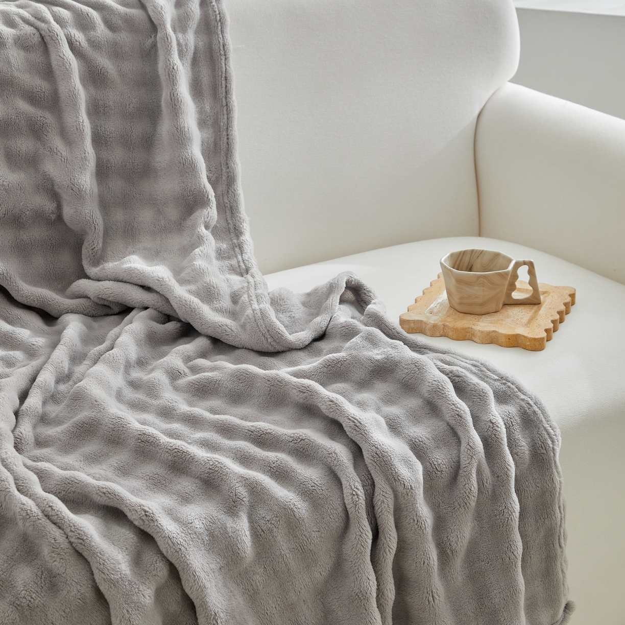 91家纺网 家纺一手货源 找家纺 巴木赫 2024新款法兰绒泡泡卷边毯子毛毯 银灰