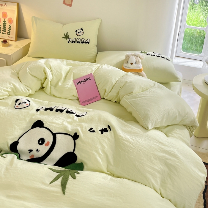 91家纺网 家纺一手货源 找家纺 卡迪熊家纺 2024新款水洗m毛巾绣四件套系列 翠竹熊猫