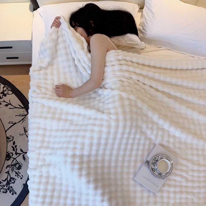 91家纺网 家纺一手货源 找家纺 （总）兜米家居 2024新款纯色仿兔毛泡泡毛毯牛奶绒毛毯午睡毯