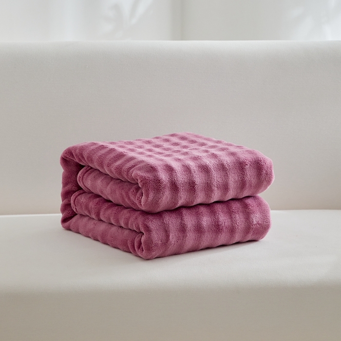 91家纺网 家纺一手货源 找家纺 巴木赫 2024新款法兰绒泡泡卷边毯子毛毯 玫红