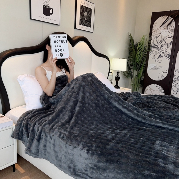 91家纺网 家纺一手货源 找家纺 兜米家居 2024新款纯色仿兔毛泡泡毛毯牛奶绒毛毯午睡毯 深灰色
