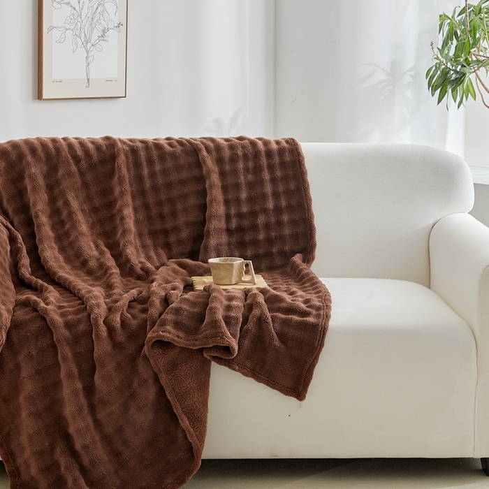 91家纺网 家纺一手货源 找家纺 巴木赫 2024新款法兰绒泡泡卷边毯子毛毯 咖啡