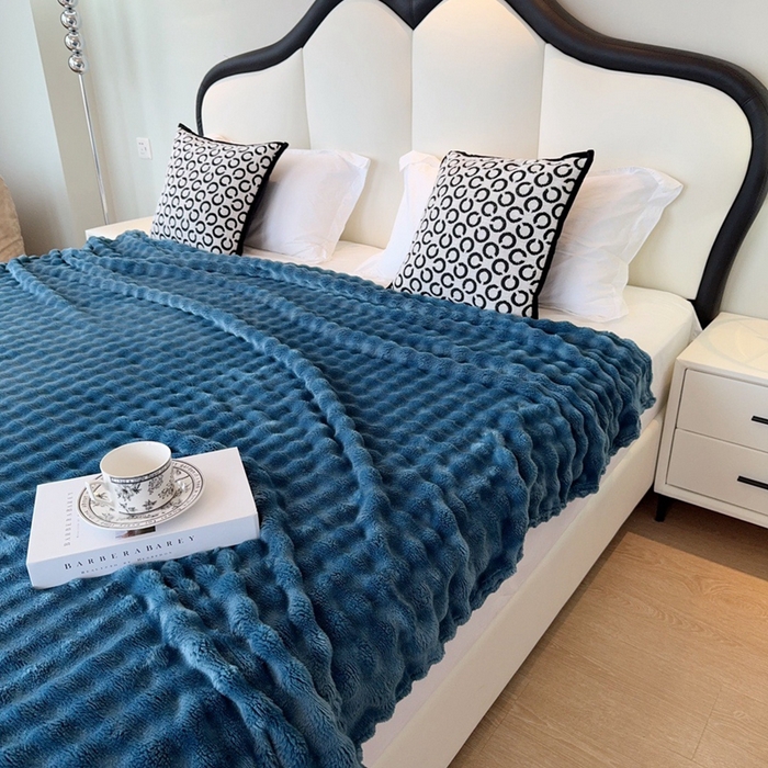 91家纺网 家纺一手货源 找家纺 兜米家居 2024新款纯色仿兔毛泡泡毛毯牛奶绒毛毯午睡毯 普鲁蓝