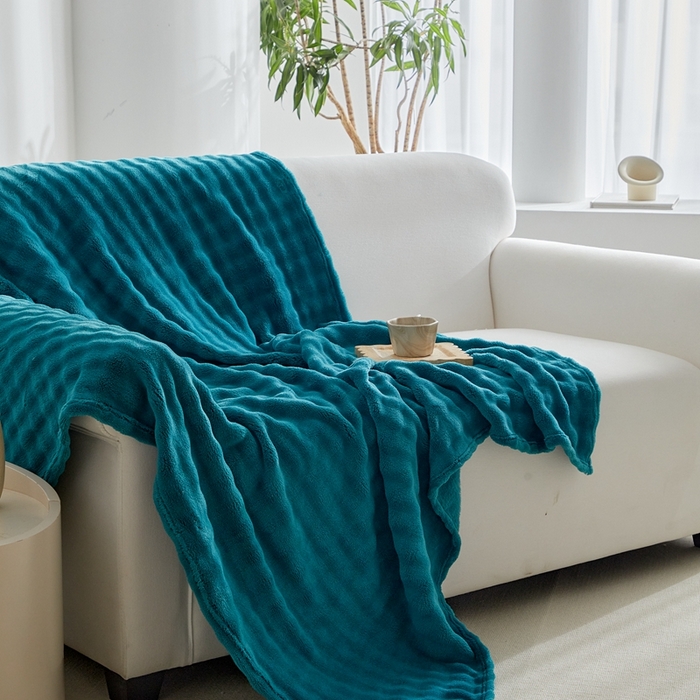 91家纺网 家纺一手货源 找家纺 巴木赫 2024新款法兰绒泡泡卷边毯子毛毯 墨绿