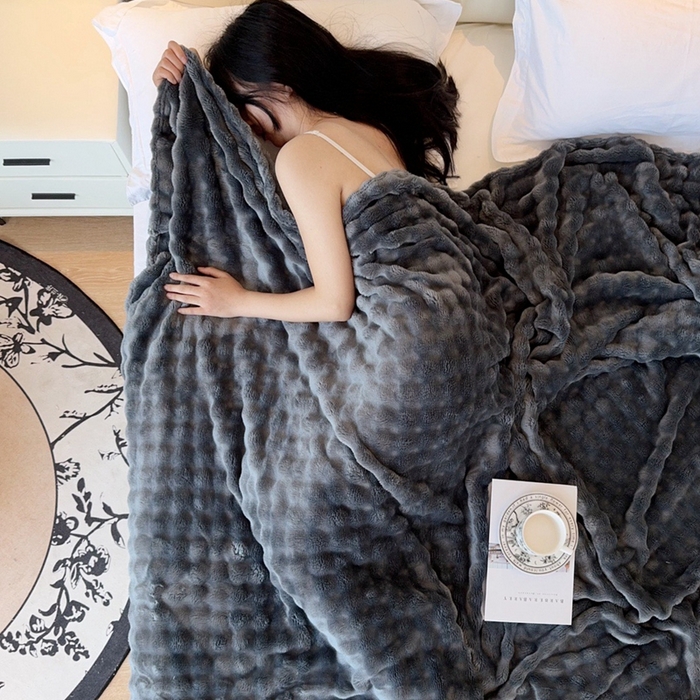 91家纺网 家纺一手货源 找家纺 兜米家居 2024新款纯色仿兔毛泡泡毛毯牛奶绒毛毯午睡毯 深灰色