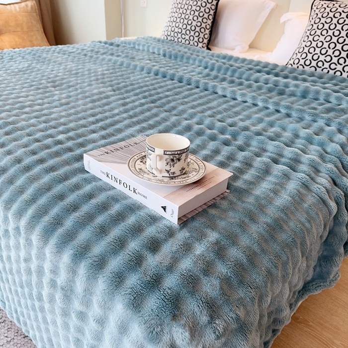 91家纺网 家纺一手货源 找家纺 兜米家居 2024新款纯色仿兔毛泡泡毛毯牛奶绒毛毯午睡毯 天青色