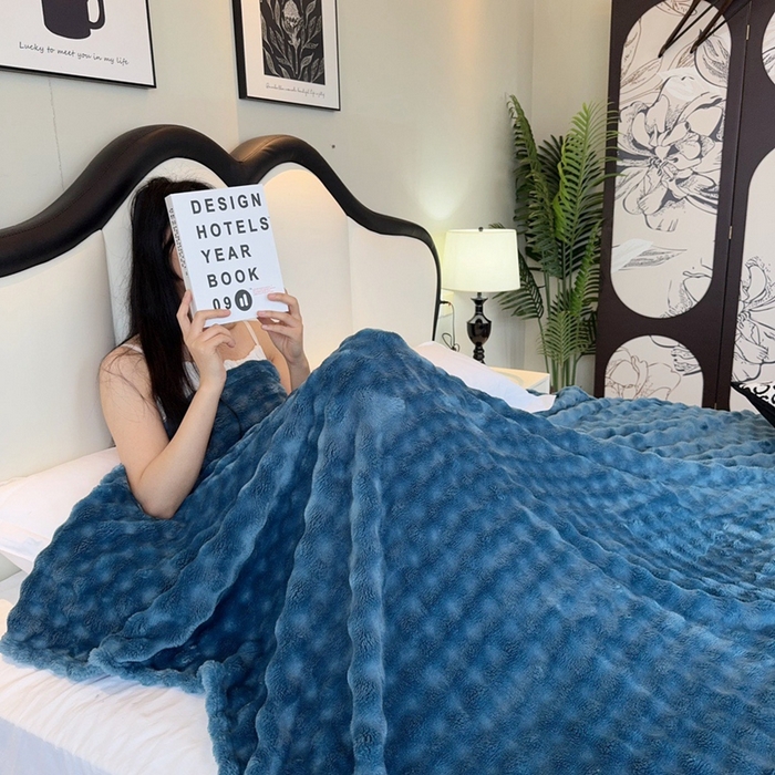 91家纺网 家纺一手货源 找家纺 兜米家居 2024新款纯色仿兔毛泡泡毛毯牛奶绒毛毯午睡毯 普鲁蓝