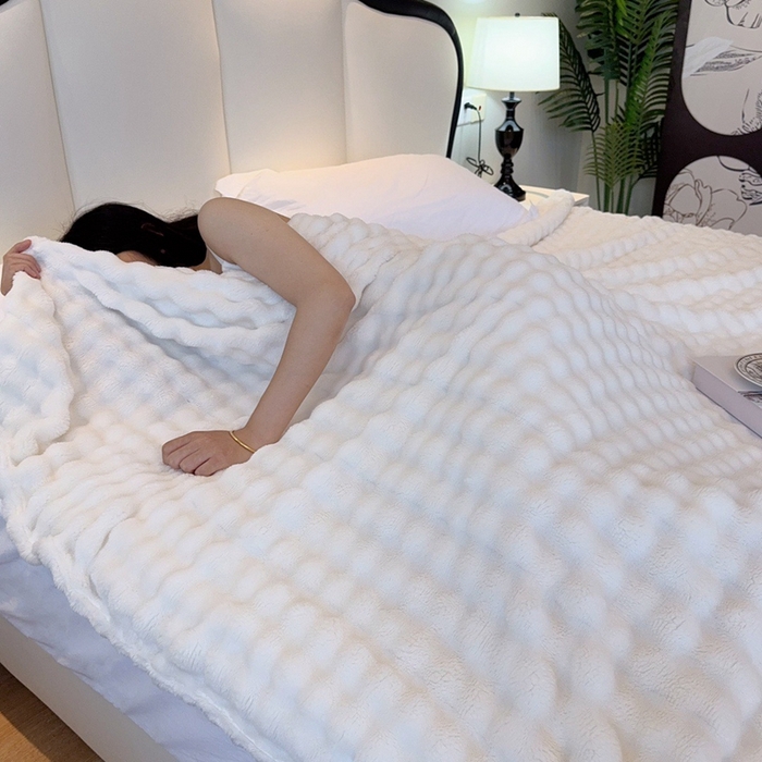 91家纺网 家纺一手货源 找家纺 兜米家居 2024新款纯色仿兔毛泡泡毛毯牛奶绒毛毯午睡毯 纯净白