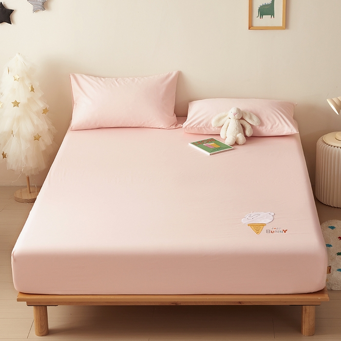 91家纺网 家纺一手货源 找家纺 荷马之梦 2024新款优趣系列—A类40s全棉绣花儿童床笠 冰激凌兔