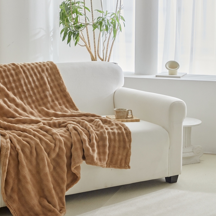 91家纺网 家纺一手货源 找家纺 巴木赫 2024新款法兰绒泡泡卷边毯子毛毯 卡其