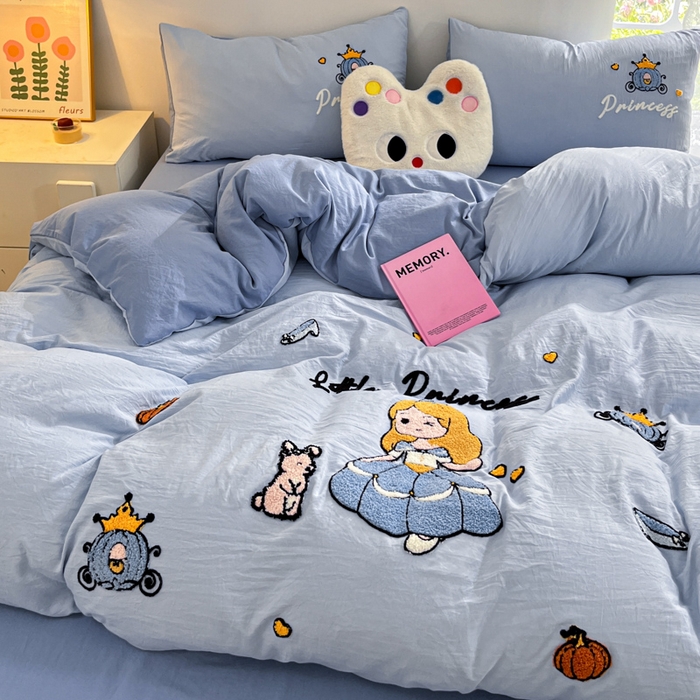 91家纺网 家纺一手货源 找家纺 卡迪熊家纺 2024新款水洗m毛巾绣四件套系列 童话公主