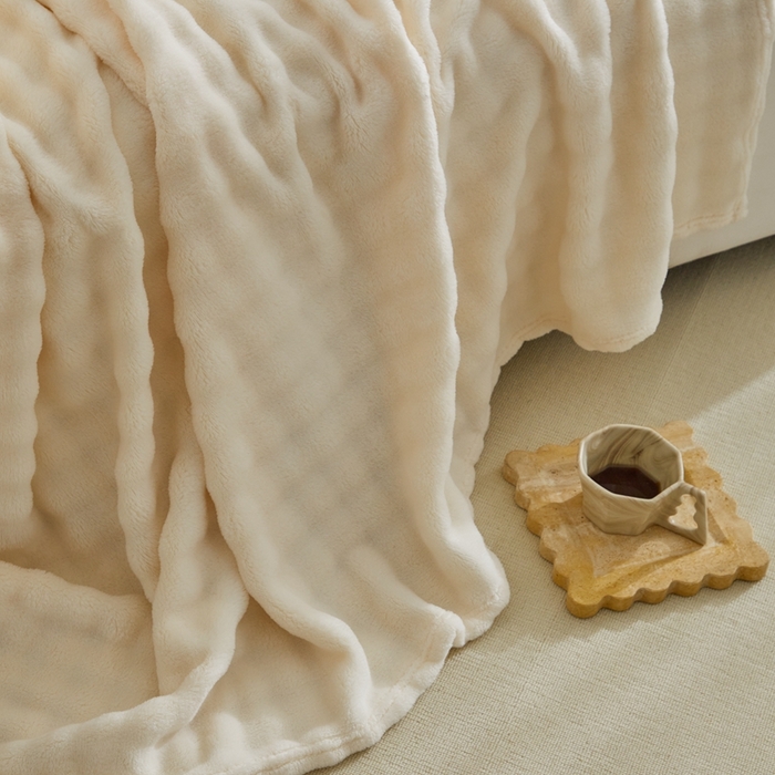 91家纺网 家纺一手货源 找家纺 巴木赫 2024新款法兰绒泡泡卷边毯子毛毯 米白