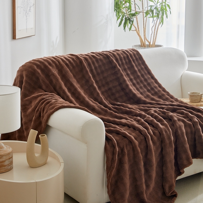 91家纺网 家纺一手货源 找家纺 巴木赫 2024新款法兰绒泡泡卷边毯子毛毯 咖啡