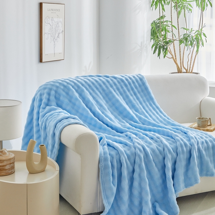 91家纺网 家纺一手货源 找家纺 巴木赫 2024新款法兰绒泡泡卷边毯子毛毯 亮蓝