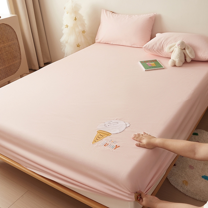 91家纺网 家纺一手货源 找家纺 荷马之梦 2024新款优趣系列—A类40s全棉绣花儿童床笠 冰激凌兔