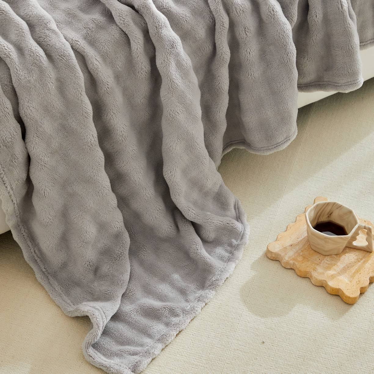 91家纺网 家纺一手货源 找家纺 巴木赫 2024新款法兰绒泡泡卷边毯子毛毯 银灰