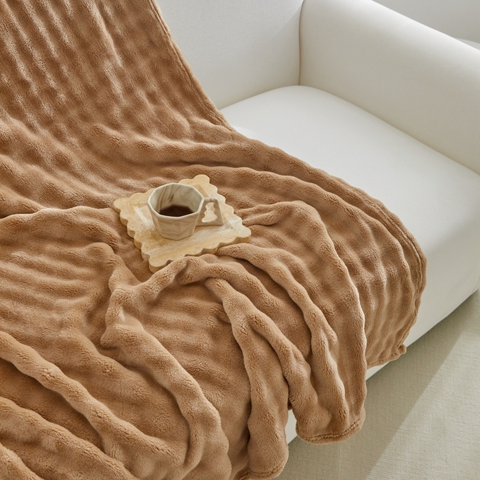 91家纺网 家纺一手货源 找家纺 巴木赫 2024新款法兰绒泡泡卷边毯子毛毯 卡其