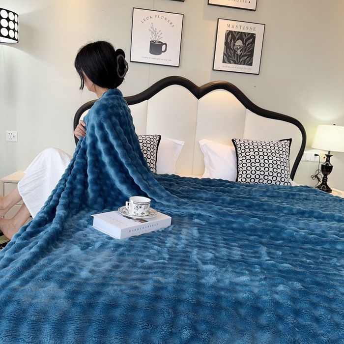 91家纺网 家纺一手货源 找家纺 兜米家居 2024新款纯色仿兔毛泡泡毛毯牛奶绒毛毯午睡毯 普鲁蓝