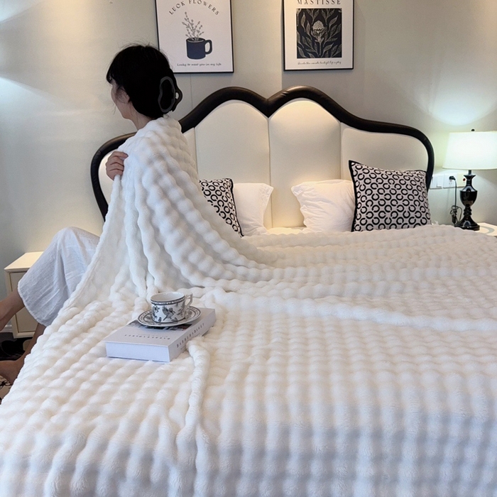 91家纺网 家纺一手货源 找家纺 兜米家居 2024新款纯色仿兔毛泡泡毛毯牛奶绒毛毯午睡毯 纯净白