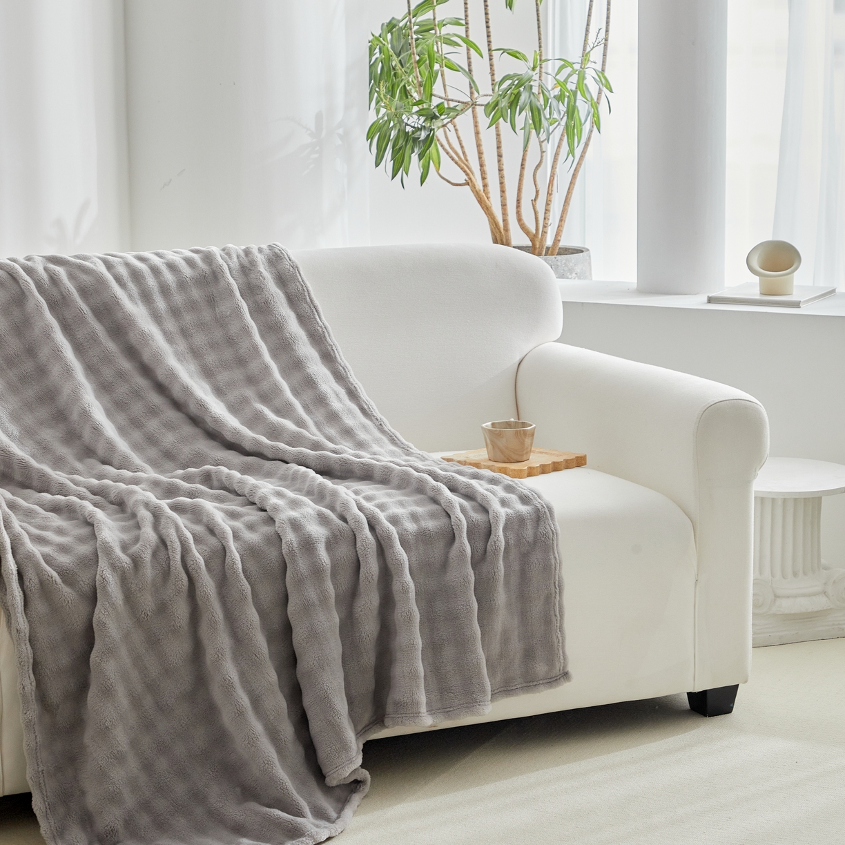 91家纺网 家纺一手货源 找家纺 巴木赫 2024新款法兰绒泡泡卷边毯子毛毯 银灰